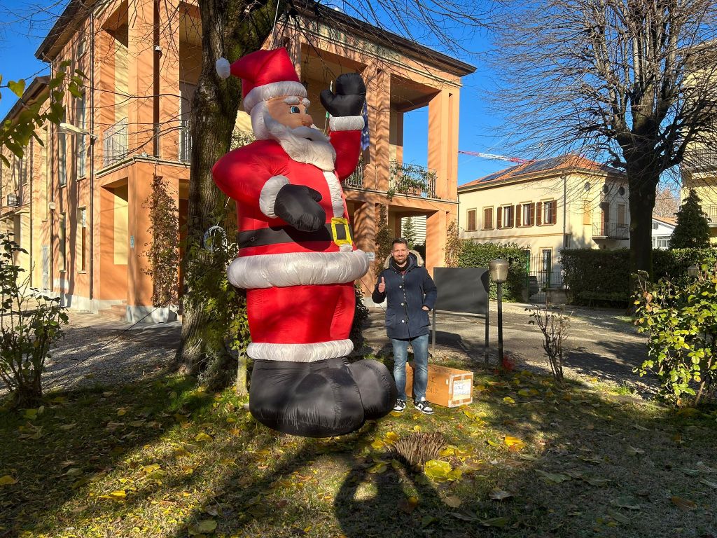 Un Natale Magico: L’Angolo Presenta il Babbo Natale Gigante a Fiorenzuola d’Arda